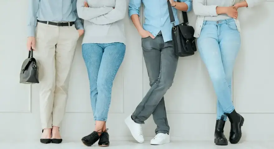 Cztery osoby w casualowych stylizacjach, pokazujące swoje ootd co to znaczy. Jeansy, spodnie chino, koszule i swetry.