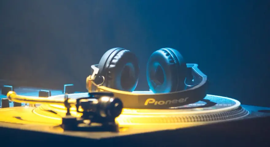 DJ-Kopfhörer auf Plattenspieler, bereit für elektronische Musikgenres.