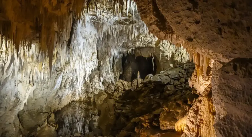 Wnętrze jaskini z naciekami i stalagmitami. Sprawdź jaskinia zakopane-cennik, by zaplanować wizytę.