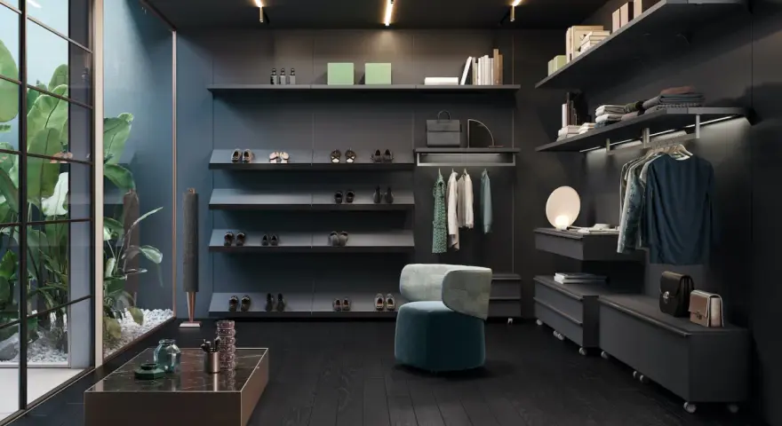 Armadio moderno organizzato con mensole per scarpe e abiti appesi, ideale per chi ama organizzare armadio senza cassetti.