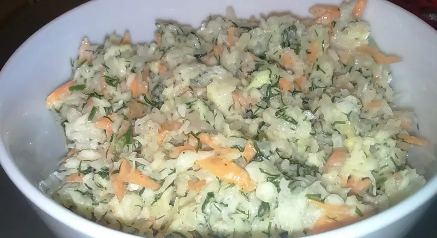 Pyszna surówka koperkowa z marchewką i białą kapustą, doprawiona świeżym koperkiem, podana w białej misce.