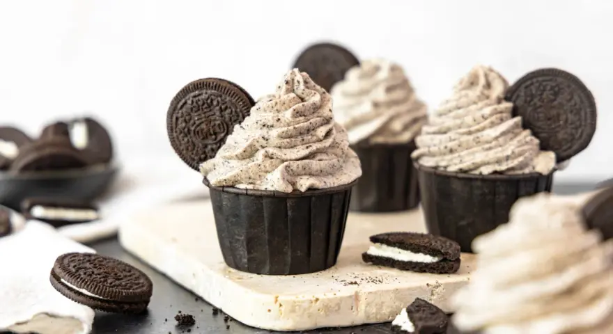 Köstliche Oreo Muffins mit cremigem Topping und ganzen Keksen dekoriert. Ein Traum für jeden Schokoladenliebhaber!