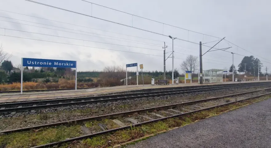 Stacja Ustronie Morskie. Tu zaczyna się podróż pociągiem do celu.