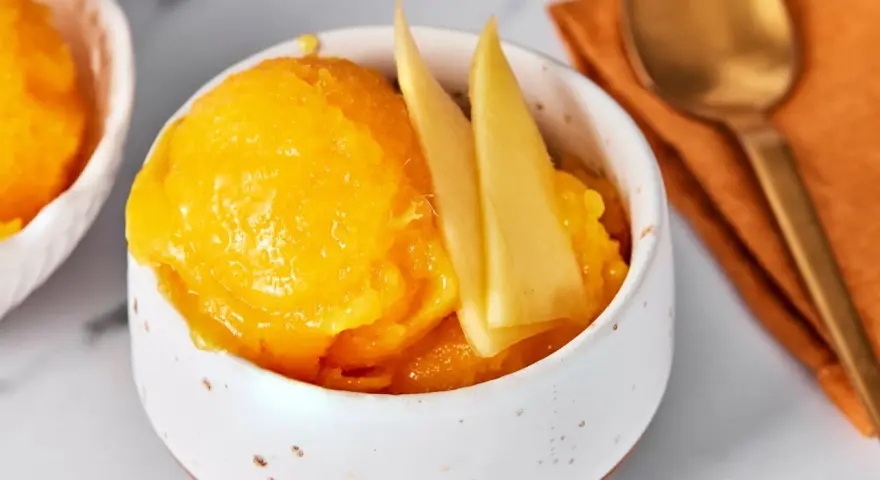 Erfrischendes Mango Sorbet, perfekt für ein leichtes Dessert. Dieses Mango Sorbet Rezept ist einfach und lecker.