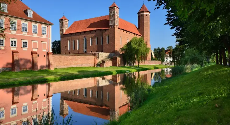 Zamek w Pułtusku zachwyca odbiciem w wodzie. Idealne miejsce na zwiedzanie i podziwianie historii.