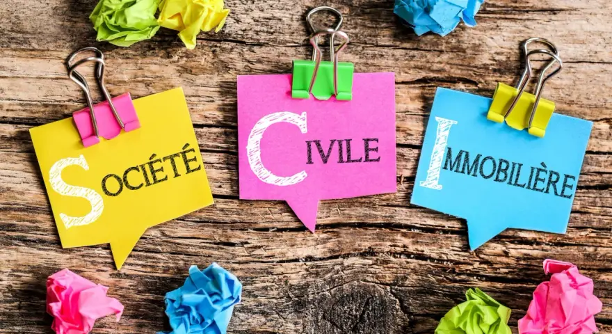 Trois post-its colorés forment le mot "SOCIÉTÉ CIVILE IMMOBILIÈRE". Idéal pour gérer un déficit foncier SCI.