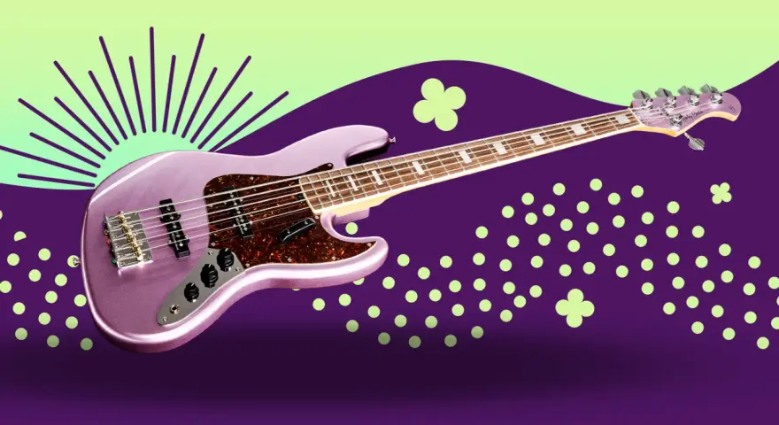 Glitzernder lila E-Bass mit fünf Saiten, ein Beispiel für hochwertige E-Bass-Marken, vor einem lila und hellgrünen Hintergrund mit Punkten und Strahlen.