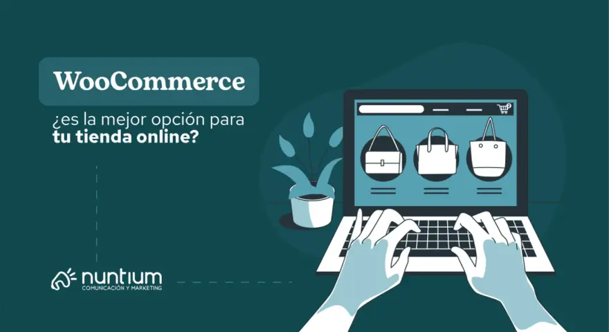 Manos teclean en portátil mostrando bolsos, preguntando si WooCommerce es la mejor opción para tu tienda online.