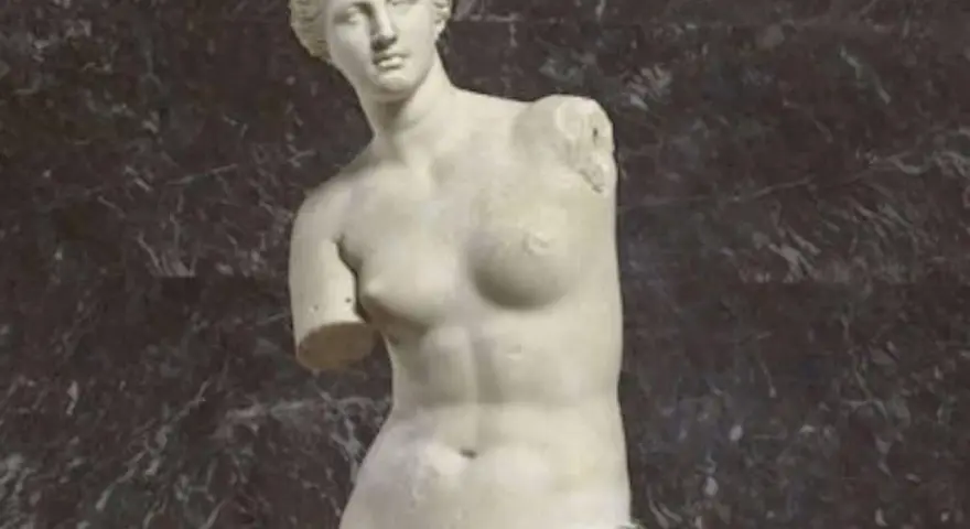 La Vénus de Milo, une sculpture antique en marbre, est représentée ici avec ses bras manquants, posant gracieusement.
