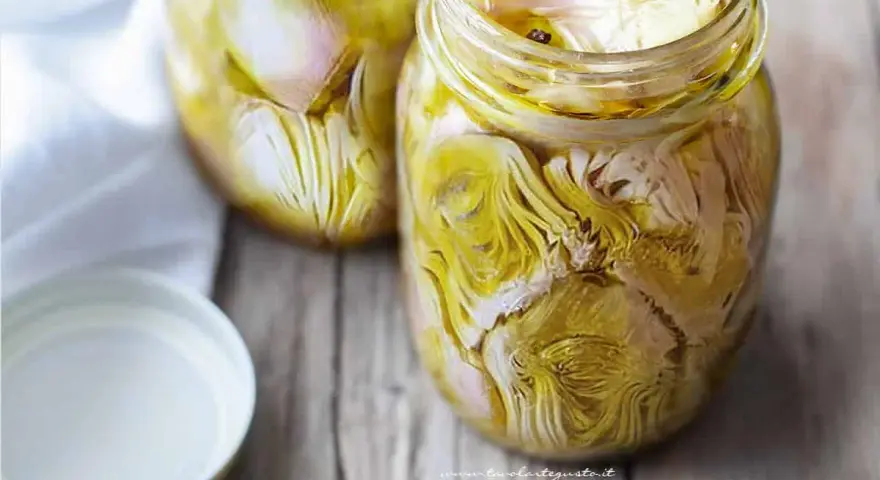 Carciofi sott'olio, una deliziosa ricetta pugliese per conservare il sapore autentico.
