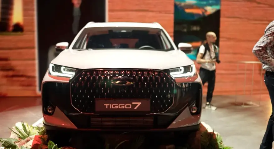 Biały Tiggo 7 z charakterystycznym grillem, gotowy na przygodę jak Korando.