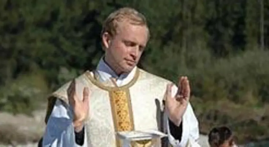 Aktor w stroju kapłańskim, który grał papieża, błogosławi wiernych.