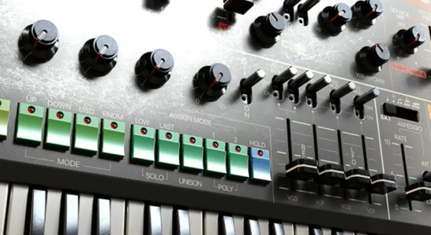 Nahaufnahme eines Synthesizer-Panels mit vielen Knöpfen, Schaltern und Tasten. Ideal für kostenlose Synthesizer VST-Plugins.