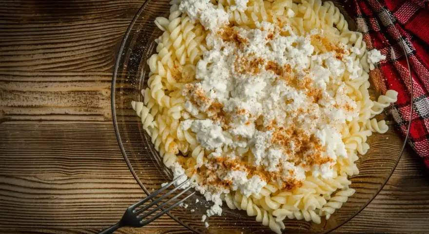 Makaron z serem jak w przedszkolu, posypany cynamonem. Proste danie, które przywołuje wspomnienia.