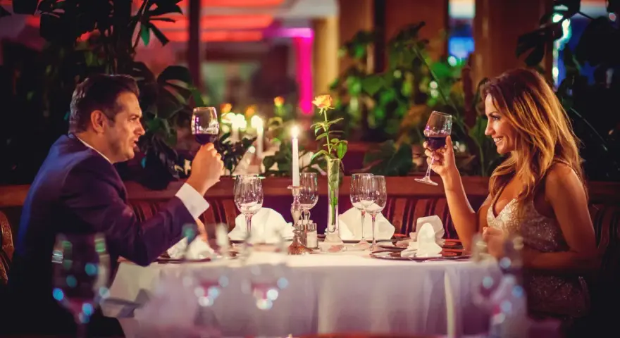 Ile kosztuje obiad w hotelu Gołębiewskim? Sprawdź ceny i zniżki