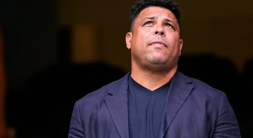Ronaldo Nazario de Lima, legendarny piłkarz, spogląda w górę zamyślony.
