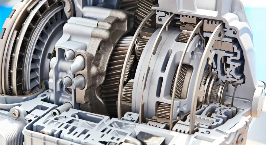 Przekładnia automatyczna w przekroju, ukazująca złożony mechanizm zębatek i elementów hydraulicznych.