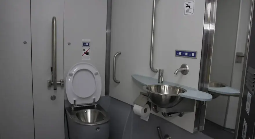 Toalety w Intercity: Jak szybko znaleźć i co musisz wiedzieć?