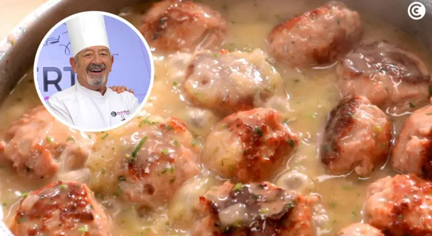 Chef Karlos Arguiñano sonríe junto a un plato humeante de deliciosas albóndigas de pollo en salsa cremosa, decoradas con perejil fresco.