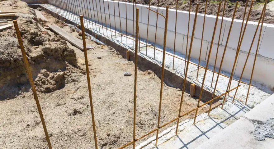 Budowa fundamentów: pionowe i poziome zbrojenie czeka na beton.