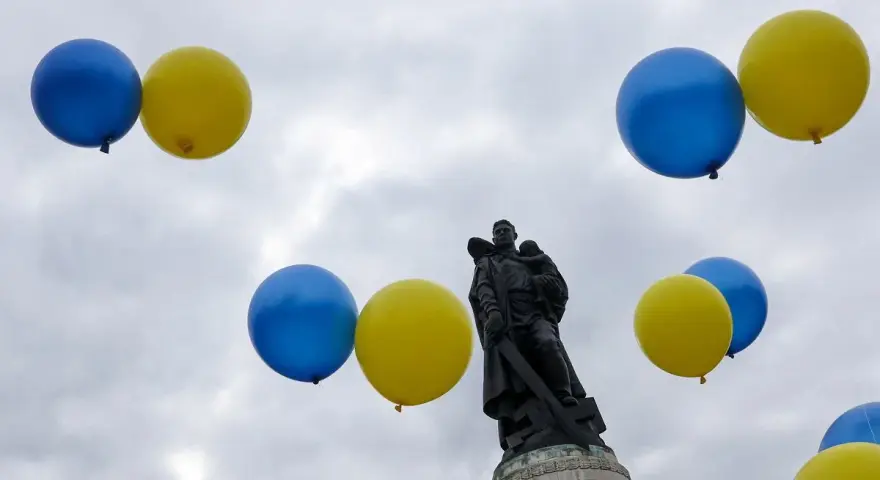 Niebiesko-żółte balony unoszą się nad pomnikiem, symbolizując ukraińską kulturę i tradycje.