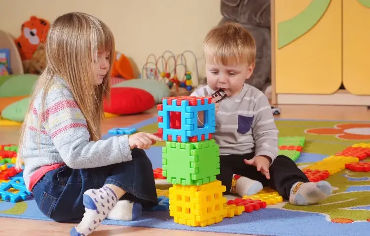 Ile dzieci w żłobku? Poznaj kluczowe przepisy i ograniczenia