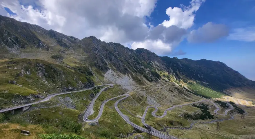 Wężykująca droga w górach Rumunii, idealna na wyprawę motocyklem. Widok zapiera dech w piersiach!