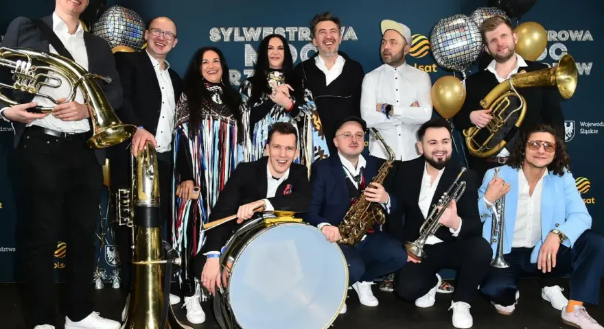 Bum bum orkiestar gotowy do zabawy! Muzycy z instrumentami dętymi i perkusją pozują do zdjęcia.