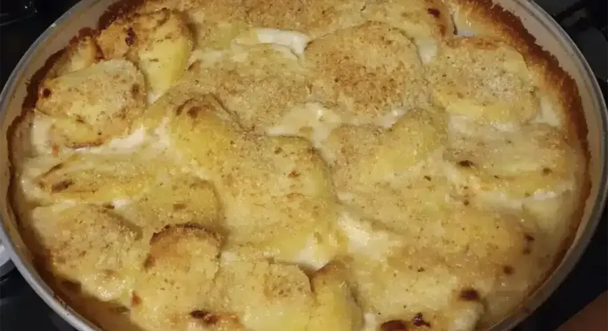 Parmigiana di patate dorata e filante, un comfort food irresistibile.