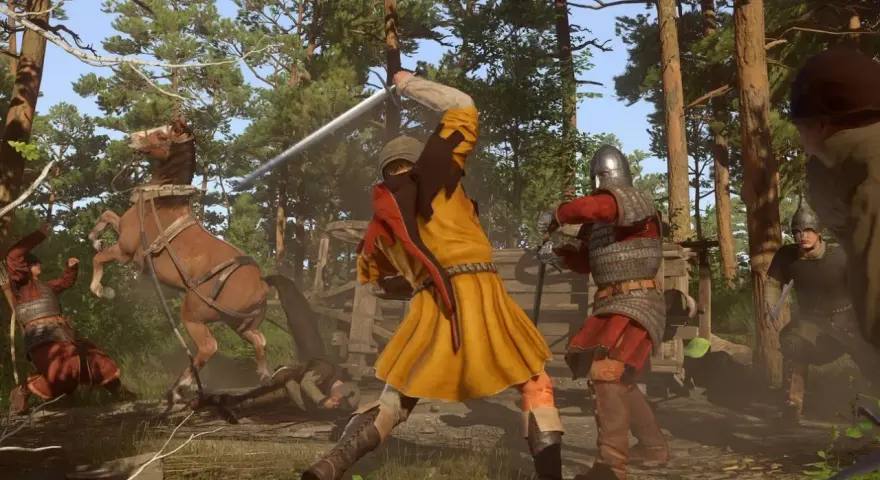 Combate en un bosque de Kingdom Come Deliverance. Un caballero con armadura lucha contra un guerrero con túnica amarilla, mientras un caballo se levanta en pánico. ¡Descubre los kingdom come deliverance trucos para sobrevivir!