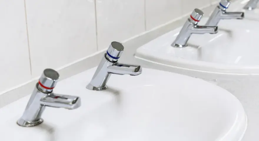 Dlaczego w Anglii są dwa krany? Odkryj zaskakujące powody tej tradycji