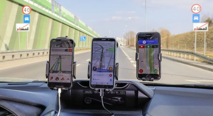 Yanosik vs Waze: Która nawigacja lepsza w Polsce? Porównanie