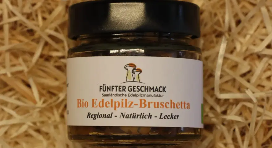 Glas mit Bio Edelpilz-Bruschetta von Fünfter Geschmack, regional, natürlich, lecker. Perfekt für den schnellen Genuss.