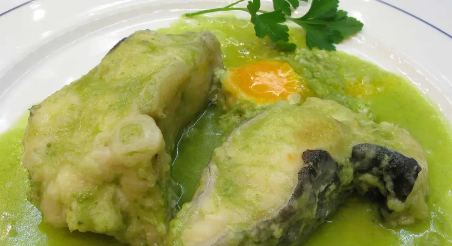 Dos trozos de congrio en salsa verde, con un toque de huevo y perejil.