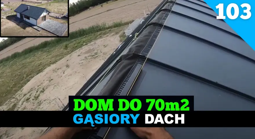 Blacha na rąbek stojący - wady. Detal dachu z widocznym elementem uszczelniającym i tekstem "DOM DO 70m2 GĄSIORY DACH".