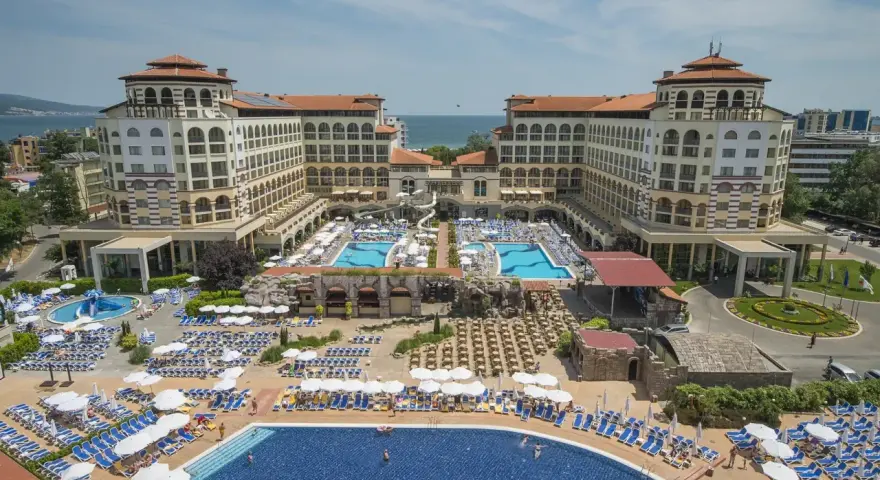 Wielki kompleks hotelowy z basenami i leżakami, idealny na bułgaria wczasy all inclusive.