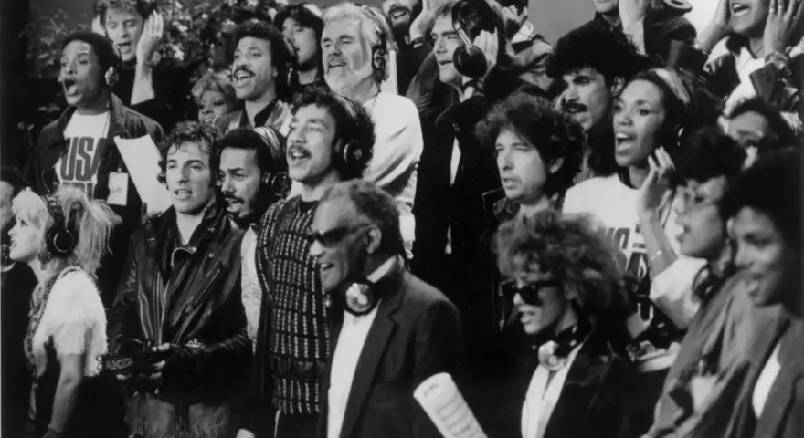 Berühmte Musiker singen gemeinsam einen **protest song**. Bruce Springsteen, Ray Charles und Bob Dylan sind unter ihnen.