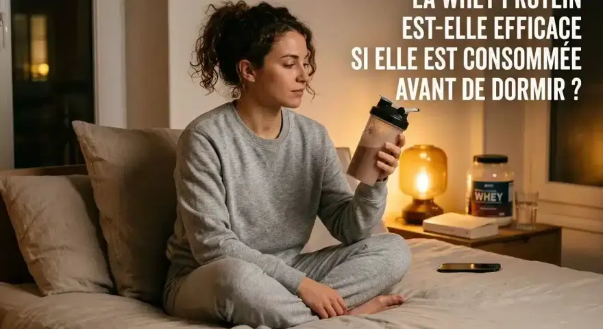 Femme en pyjama gris assise sur un lit, tenant un shaker de protéine. Elle réfléchit à l'efficacité de la protéine avant de dormir.