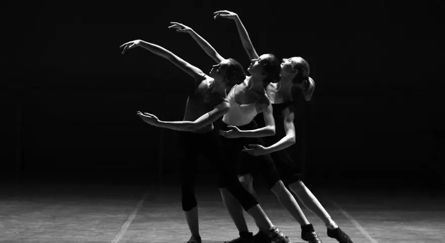 Trzy tancerki w harmonijnym ruchu, tworzące piękną choreografię. To właśnie choreografia co to, czyli sztuka układania tańca.