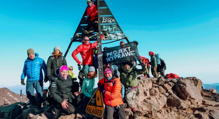 Grupa zdobywców na szczycie Jabal Toubkal, z flagą "PROJEKT WYPRAWA.PL".