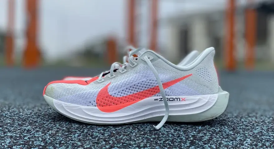 Scarpa da running Nike ZoomX, un esempio di classificazione scarpe running per prestazioni elevate. Tomaia in mesh traspirante, suola ammortizzata.