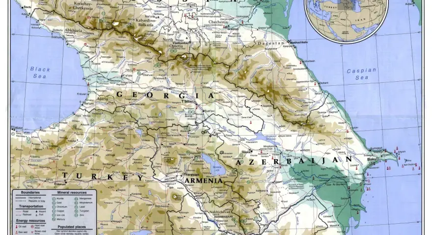 Góry Kaukazu z zaznaczonym Elbrusem. Mapa regionu z zaznaczonymi miastami, zasobami i ukształtowaniem terenu.