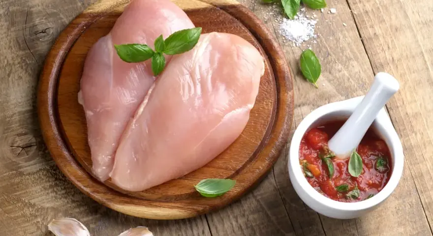 Ile kcal ma kurczak? Zaskakujące różnice w kaloryczności mięsa