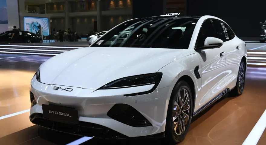 Biały BYD Seal na wystawie. Sprawdź byd cena i poznaj ten nowoczesny samochód elektryczny.