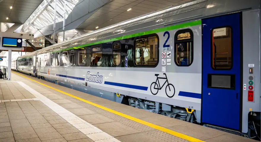 Nowoczesny wagon combo PKP Intercity z oznaczeniem "Combo" i piktogramem roweru, gotowy do podróży.