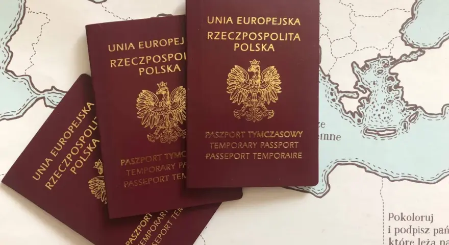 Trzy polskie paszporty tymczasowe leżą na mapie Europy. Czy na Maderę wystarczy dowód?