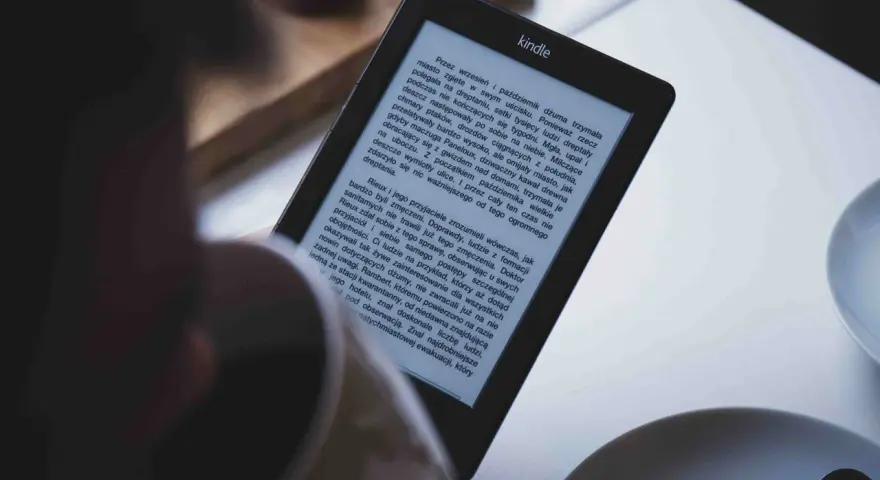 Na ekranie czytnika Kindle widać tekst książki. Dowiedz się, jak wgrać książkę na Kindle.
