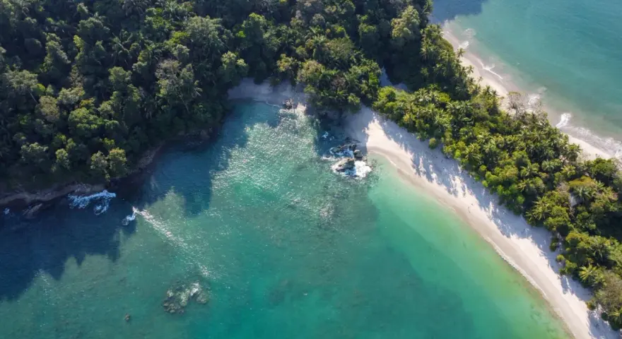 Rajskie kostaryka plaże otoczone bujną zielenią, z turkusową wodą i białym piaskiem. Idealne miejsce na relaks.