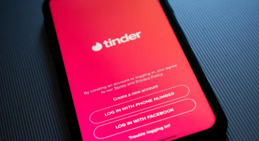 Ekran logowania Tindera. Chcesz wiedzieć, jak pisać na Tinderze? Zacznij od stworzenia konta.