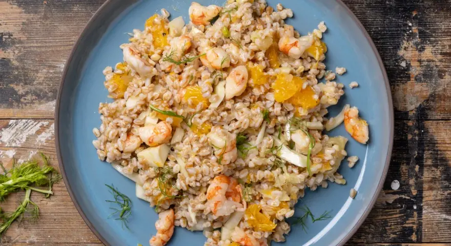 Insalata fredda di farro con gamberi, arancia e finocchio, un'idea fresca e gustosa per le tue ricette fredde.